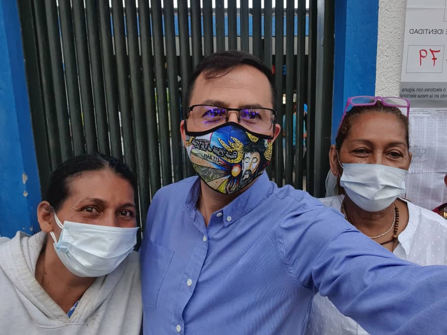 BermudezJoseA's tweet photo. Buenos días #Tachira me encuentro ya presente en la EB Bustamante para ejercer mi derecho al voto y acompañar a mis Líderes Comunidad, Jefes de Calle y UBCH en esta hermosa jornada electoral.
¡Vamos todos hoy a salir a votar en democracia y paz! 
@FreddyBernal 
#AmemosAlTachira https://t.co/lFQQBqfNuf