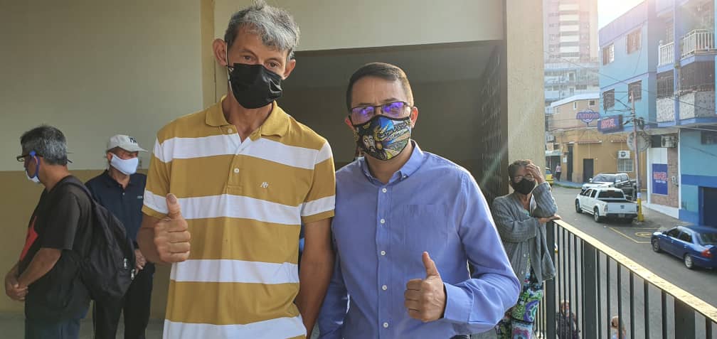 BermudezJoseA's tweet photo. Buenos días #Tachira me encuentro ya presente en la EB Bustamante para ejercer mi derecho al voto y acompañar a mis Líderes Comunidad, Jefes de Calle y UBCH en esta hermosa jornada electoral.
¡Vamos todos hoy a salir a votar en democracia y paz! 
@FreddyBernal 
#AmemosAlTachira https://t.co/lFQQBqfNuf