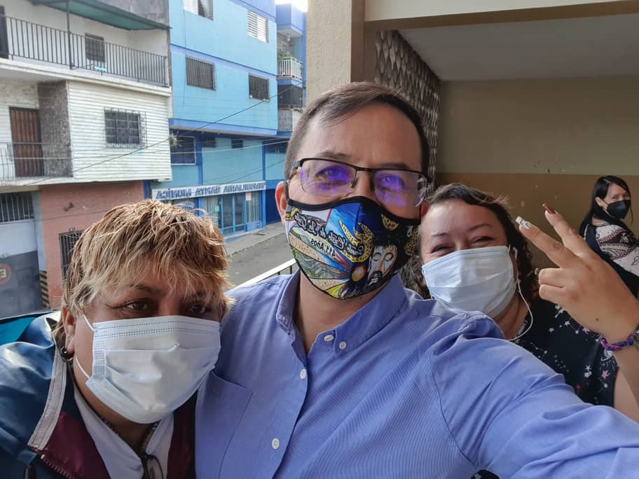 BermudezJoseA's tweet photo. Buenos días #Tachira me encuentro ya presente en la EB Bustamante para ejercer mi derecho al voto y acompañar a mis Líderes Comunidad, Jefes de Calle y UBCH en esta hermosa jornada electoral.
¡Vamos todos hoy a salir a votar en democracia y paz! 
@FreddyBernal 
#AmemosAlTachira https://t.co/lFQQBqfNuf