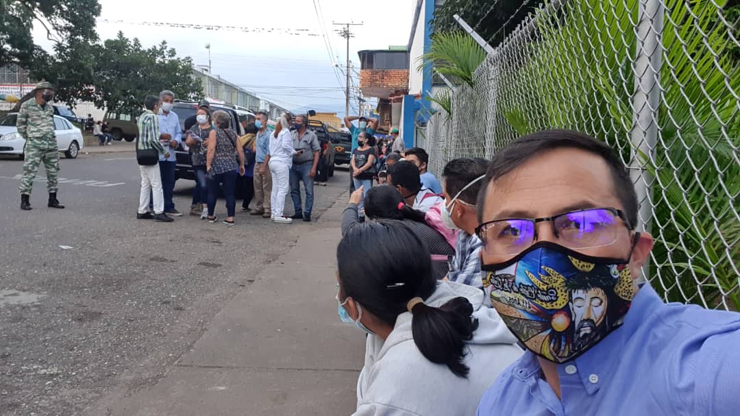 BermudezJoseA's tweet photo. Buenos días #Tachira me encuentro ya presente en la EB Bustamante para ejercer mi derecho al voto y acompañar a mis Líderes Comunidad, Jefes de Calle y UBCH en esta hermosa jornada electoral.
¡Vamos todos hoy a salir a votar en democracia y paz! 
@FreddyBernal 
#AmemosAlTachira https://t.co/lFQQBqfNuf