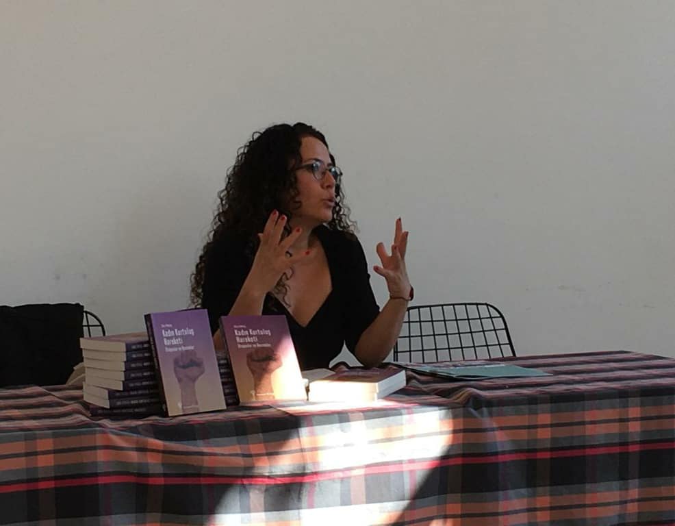 atakoop's tweet image. Dayanışma kahvaltımızın ardından kadınlar olarak bir araya geldik. Ebru Pektaş ile &apos;Kadın Kurtuluş Hareketi&apos; kitabı üzerine konuştuk💜
Kitaba kooperatifimizin kitaplığından ulaşabilirsiniz🤟🏾
@eb_pektas