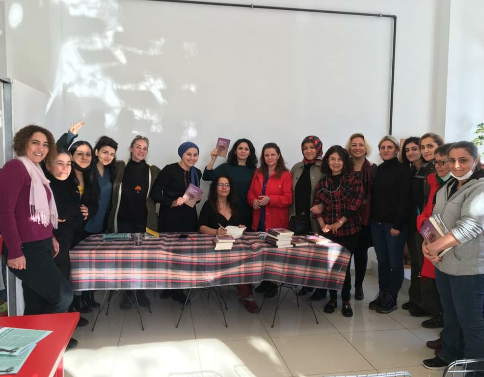 atakoop's tweet image. Dayanışma kahvaltımızın ardından kadınlar olarak bir araya geldik. Ebru Pektaş ile &apos;Kadın Kurtuluş Hareketi&apos; kitabı üzerine konuştuk💜
Kitaba kooperatifimizin kitaplığından ulaşabilirsiniz🤟🏾
@eb_pektas