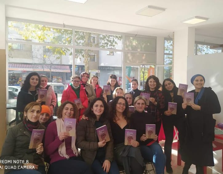 atakoop's tweet image. Dayanışma kahvaltımızın ardından kadınlar olarak bir araya geldik. Ebru Pektaş ile &apos;Kadın Kurtuluş Hareketi&apos; kitabı üzerine konuştuk💜
Kitaba kooperatifimizin kitaplığından ulaşabilirsiniz🤟🏾
@eb_pektas