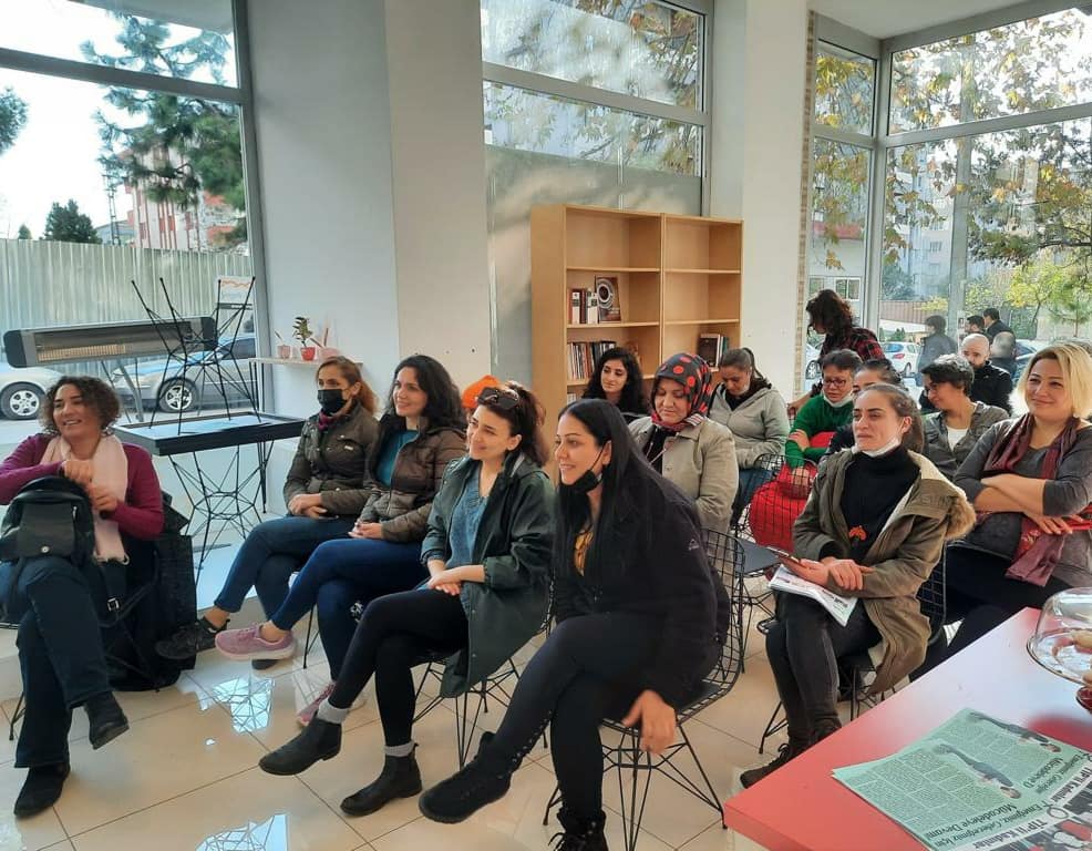 atakoop's tweet image. Dayanışma kahvaltımızın ardından kadınlar olarak bir araya geldik. Ebru Pektaş ile &apos;Kadın Kurtuluş Hareketi&apos; kitabı üzerine konuştuk💜
Kitaba kooperatifimizin kitaplığından ulaşabilirsiniz🤟🏾
@eb_pektas