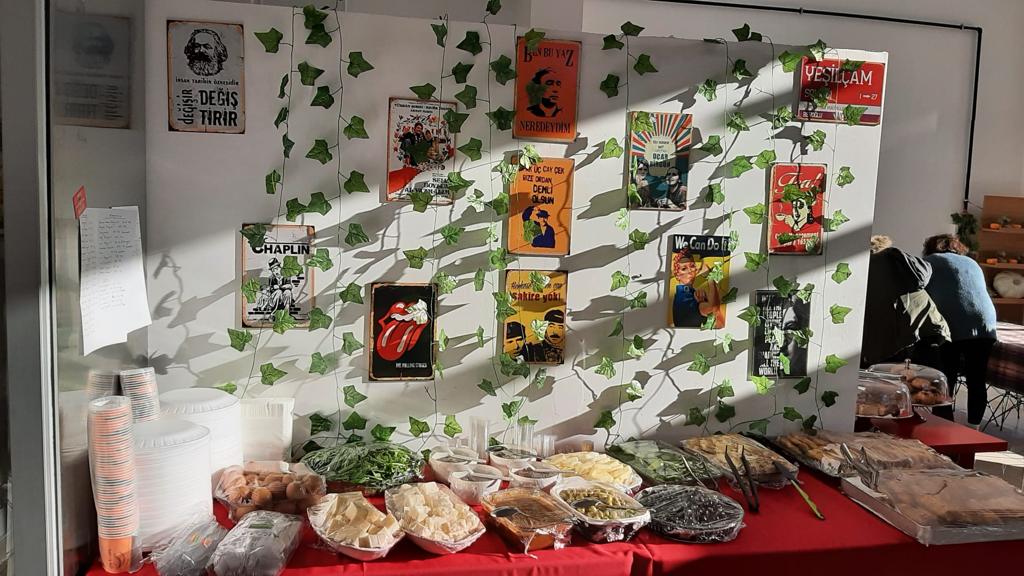 atakoop's tweet image. Bugün kooperatifimizde dayanışma kahvaltısında buluştuk☀️
 
Gıda krizinin kapımızda olduğu, üretimin azaldığı, su kaynaklarının tükendiği bu dönemde; bu krizlere karşı kooperatiflere dolayısıyla da küçük üretici ve çiftçiye destek için, dayanışmayla daima bir arada olacağız🌱