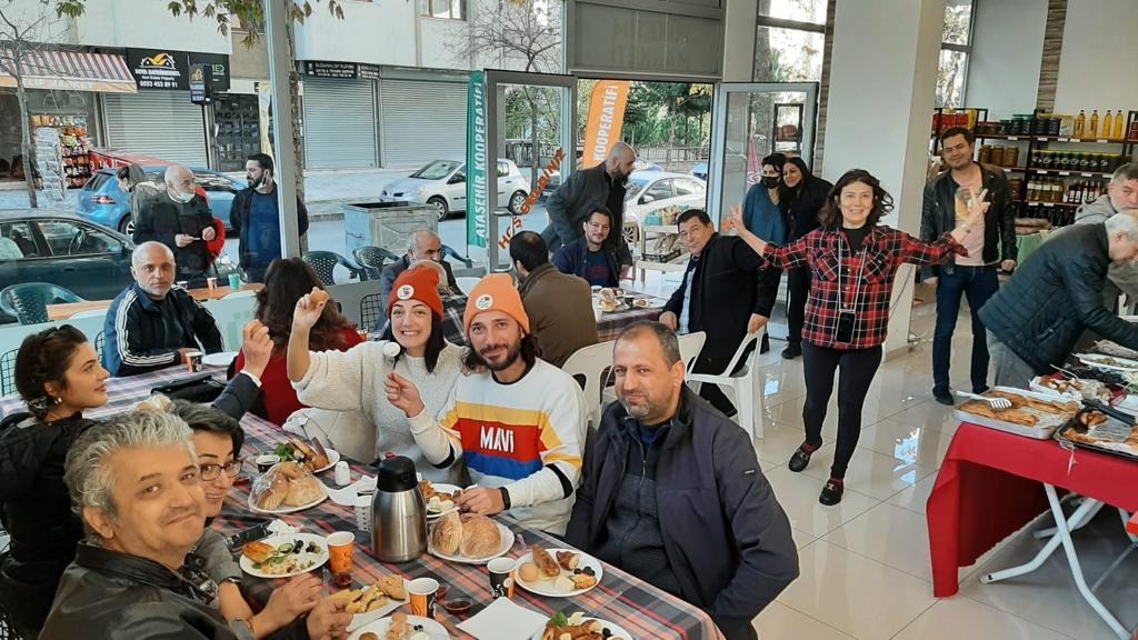 atakoop's tweet image. Bugün kooperatifimizde dayanışma kahvaltısında buluştuk☀️
 
Gıda krizinin kapımızda olduğu, üretimin azaldığı, su kaynaklarının tükendiği bu dönemde; bu krizlere karşı kooperatiflere dolayısıyla da küçük üretici ve çiftçiye destek için, dayanışmayla daima bir arada olacağız🌱