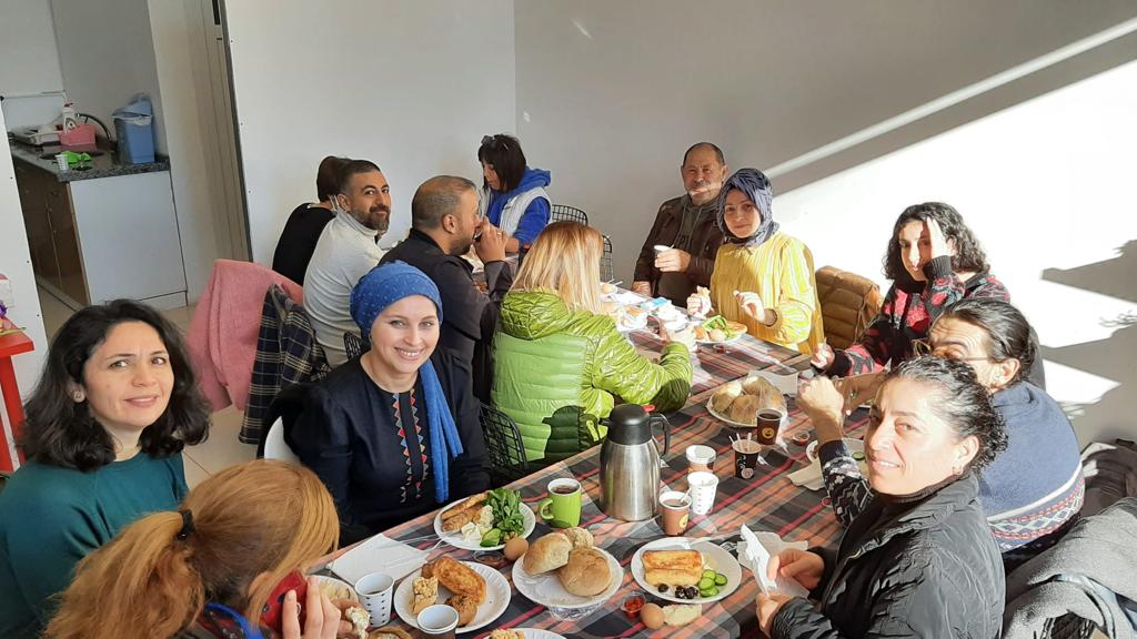 atakoop's tweet image. Bugün kooperatifimizde dayanışma kahvaltısında buluştuk☀️
 
Gıda krizinin kapımızda olduğu, üretimin azaldığı, su kaynaklarının tükendiği bu dönemde; bu krizlere karşı kooperatiflere dolayısıyla da küçük üretici ve çiftçiye destek için, dayanışmayla daima bir arada olacağız🌱