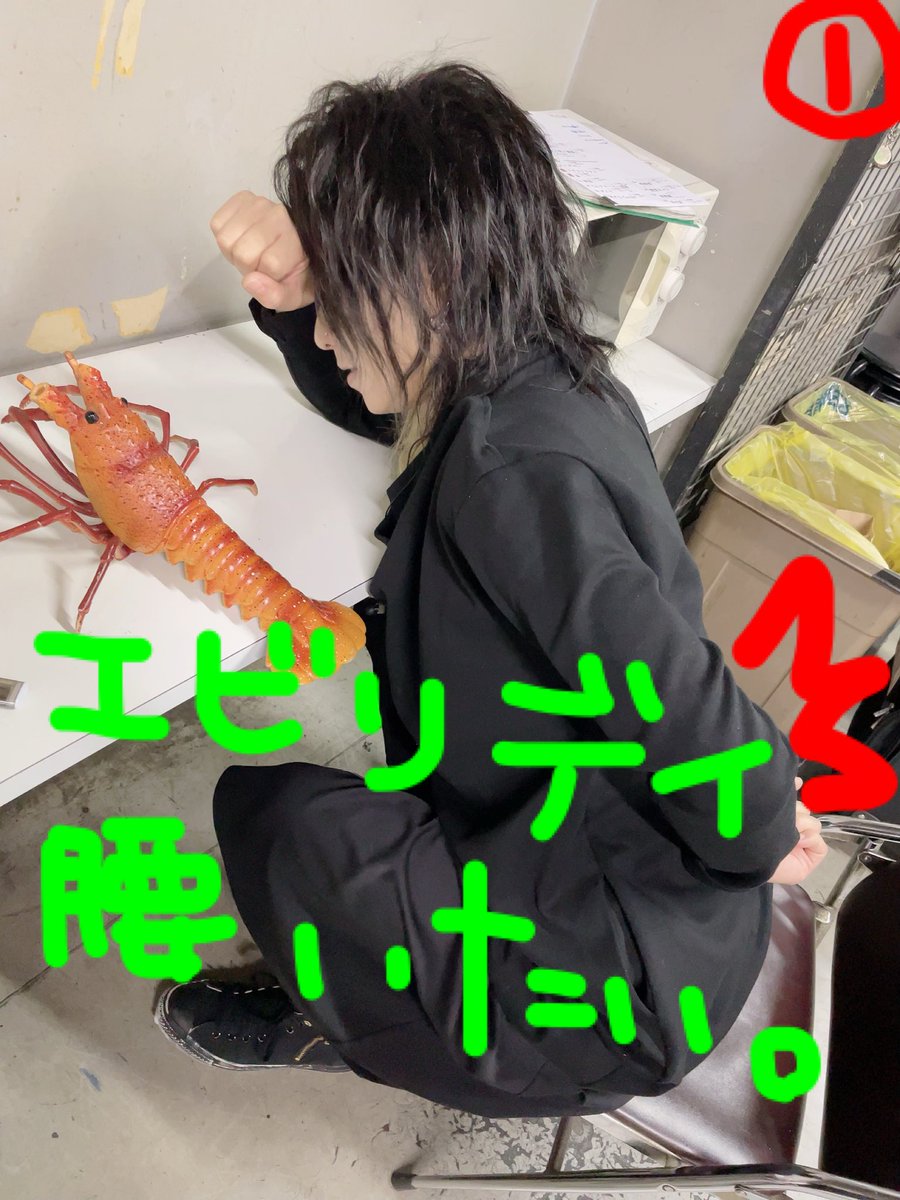 Shinsaku_Drum's tweet photo. 4コマ劇場「腰痛治療」

①
S「毎日腰が痛いなぁ〜。」

②
神「ワシに任せなさい！」

ドーン！！！

S「わー！ダジャレの神様だ✨」

③
グリグリ♪
神「モロ腰に効くやろ⁈」
S「そんな気がしてきた！」

④
S「神様すげー！コーンなに楽になった♪」
神「コーングラッチュレーション🎉」

終わり https://t.co/Yobh2mccbR