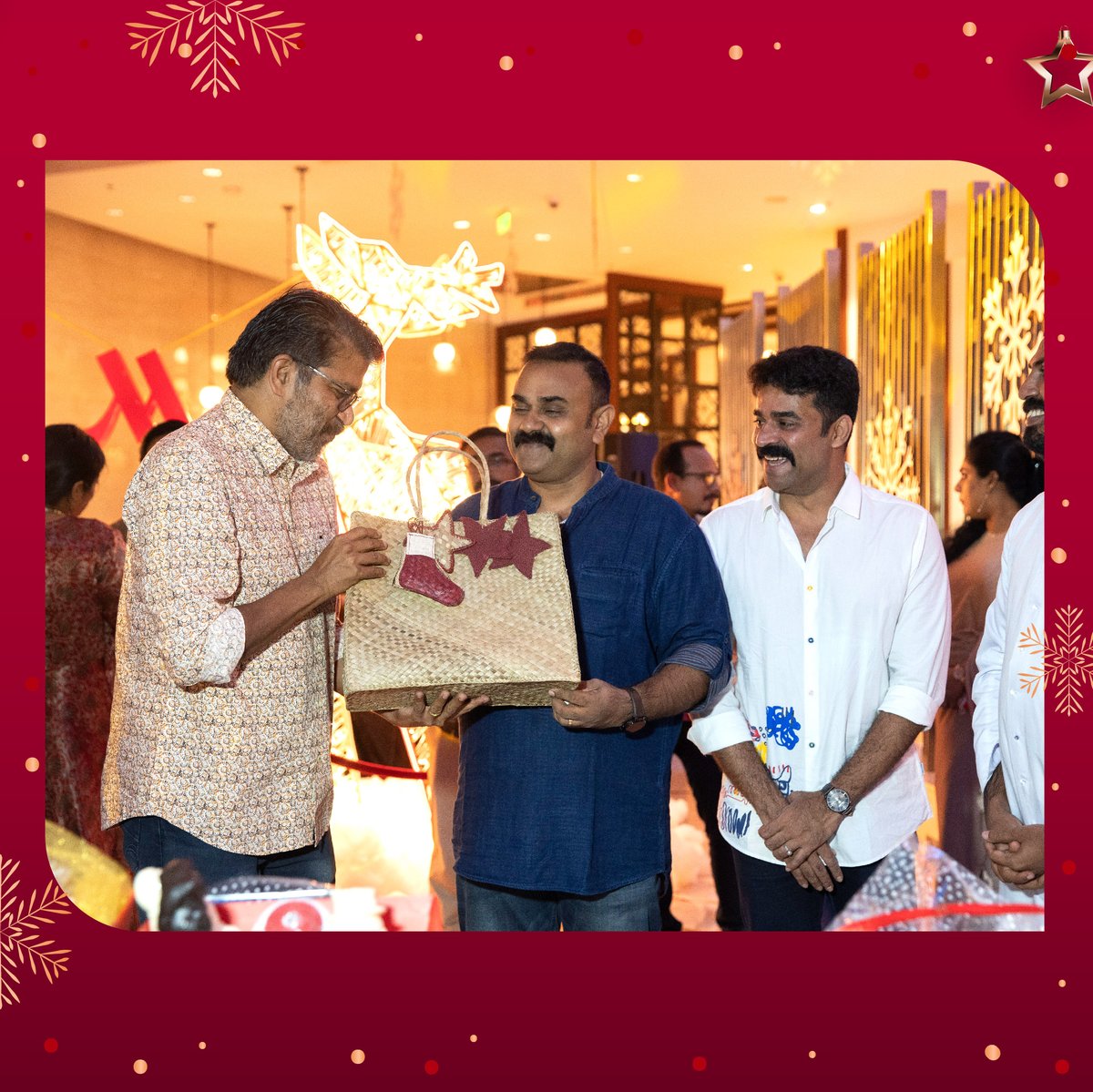 kochimarriott's tweet photo. Our Christmas lighting ceremony this year, was made extra special with Team #Home joining us on this special occasion! It was an absolute delight to have these fabulous and talented artists in our midst, and to share our #cakes, #hampers and #goodies with them.
#KochiMarriott https://t.co/HE3Uzugp5s