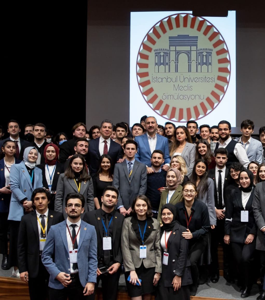 abdulhamitgul's tweet photo. İstanbul Üniversitesi Hukuk Atölyesi Kulübünün düzenlediği Meclis Simülasyonu etkinliğinde öğrenci arkadaşlarımızla bir araya gelmekten büyük mutluluk duydum. Genç arkadaşlarımla duygularımız bir; ülkemizin yarınları için hedeflerimiz, heyecan ve sevincimiz müşterek… https://t.co/rxr5h3MAJl