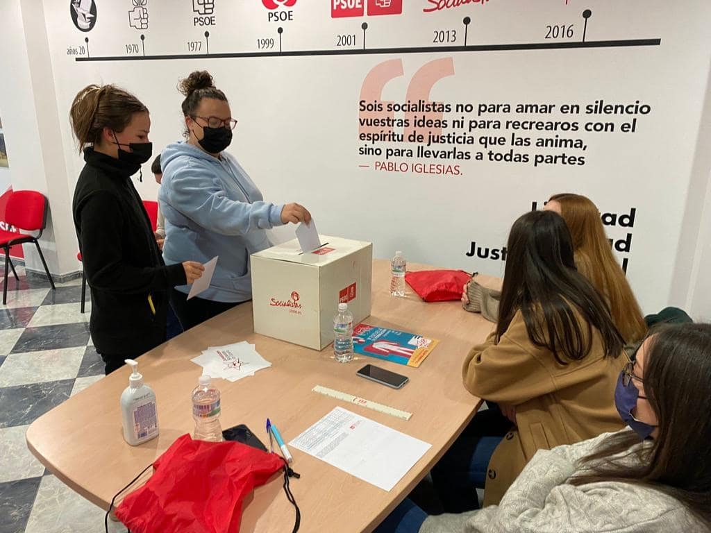 PSOE_Maracena's tweet photo. Hoy en nuestra sede las Juventudes Socialistas de España están celebrado por primera vez elecciones primarias para elegir a su nuevo líder. https://t.co/PXYHJeRq9l