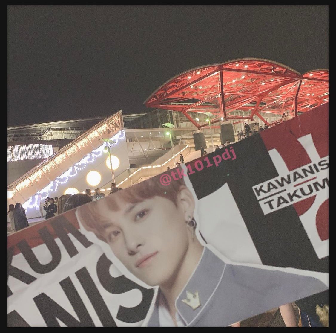 tk101pdj's tweet photo. ←：2019-12-11
→：2021-11-21

せっかくなので( * ॑˘ ॑*  )♡
あまり似た感じに撮れなかったㅠ.ㅠ
素敵なスローガンを作ってくれた皆様
本当にありがとうございます！！！
#JO1 #OPEN_THE_DOOR 
@official_jo1 https://t.co/fyZksdOgP8