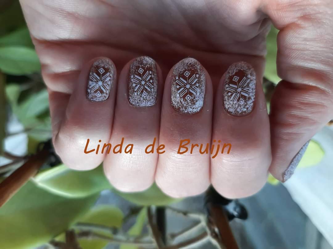 LindadeBruijn3's tweet photo. Komende week gaat de temperatuur omlaag. Ik heb al een laagje sneeuw op mijn nagels. #nagels #nailart #nails2inspire https://t.co/Zi2BkgFDKw