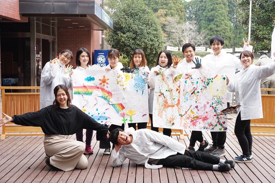 maico_uniqueme's tweet photo. 真っ白な画用紙に、コンセプトもターゲットもない絵を描くこと。寒い夜に、エアコンではなく焚き火を囲むこと。表現と創造が自由に許される世界で、歌い踊り語り合うことは、純度100%の自分と出逢うのに十分な時間でした😭✨今しかできないことをやる度に、尊さを感じるその瞬間が愛しい。#almaretreat https://t.co/oUjcJGO5pt