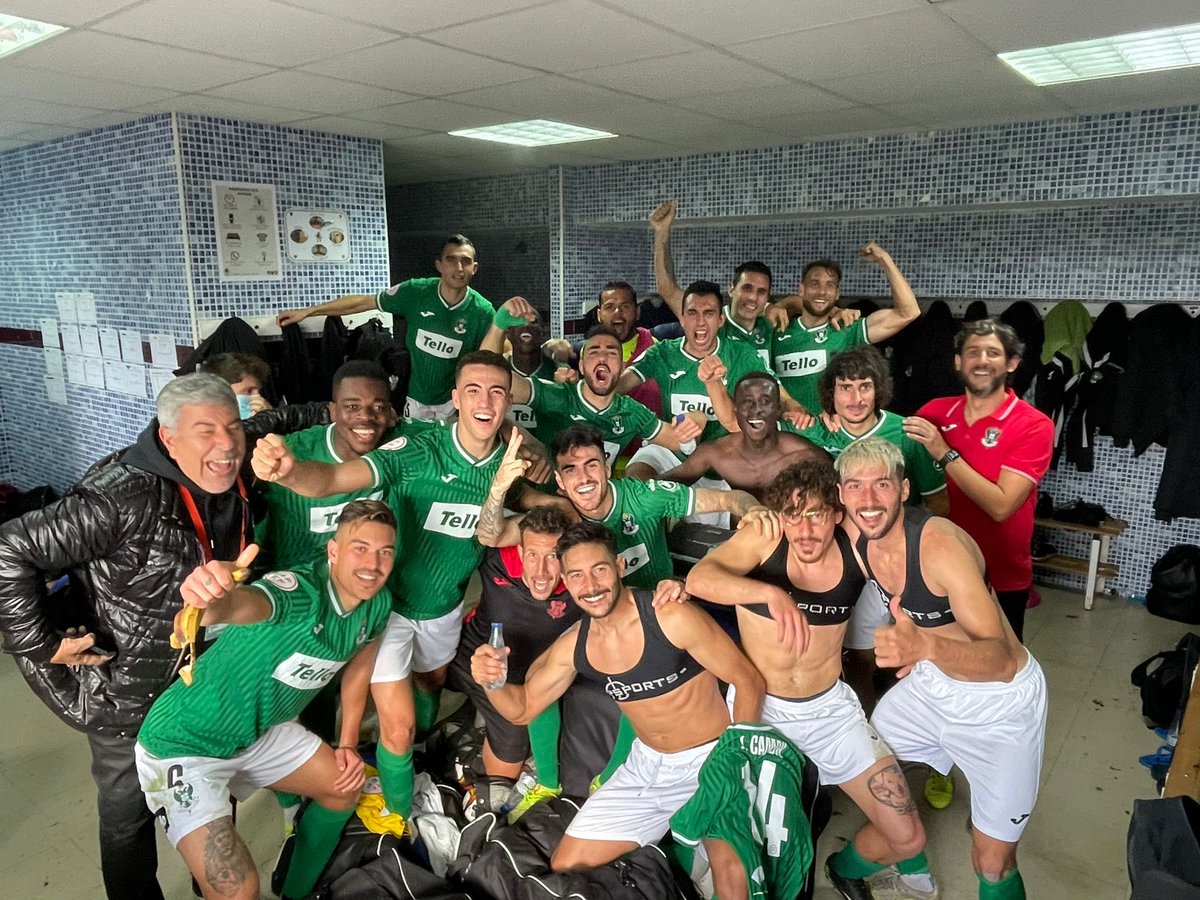 rubenmoreno88's tweet photo. Aquí, unos cuantos que nunca van a  rendir… con la fuerza extra de ayer de la gran afición… y un ángel para el que va esta victoria! Seguimos, vamos equipo! @CD_Toledo #NuestroDani https://t.co/b7NklhQ6yV