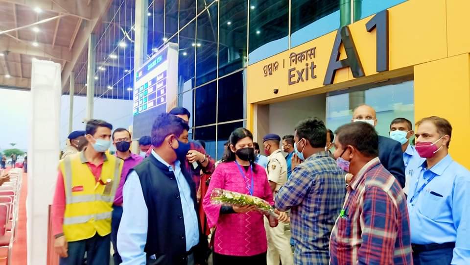 Pratyushpanda's tweet photo. Welcome ma'am @ushapadhee1996 Ji to #jharsuguda airport for tomorrow's #udaanutsav. Requesting you to streamline jharsuguda-mumbai sector which has stopped since 24.04.2021. Only for a day (tomorrow) jsg-mum booking are showing.
@PMOIndia
@JuharBangalore
@JuharFoundation https://t.co/h2HK1dDEj8