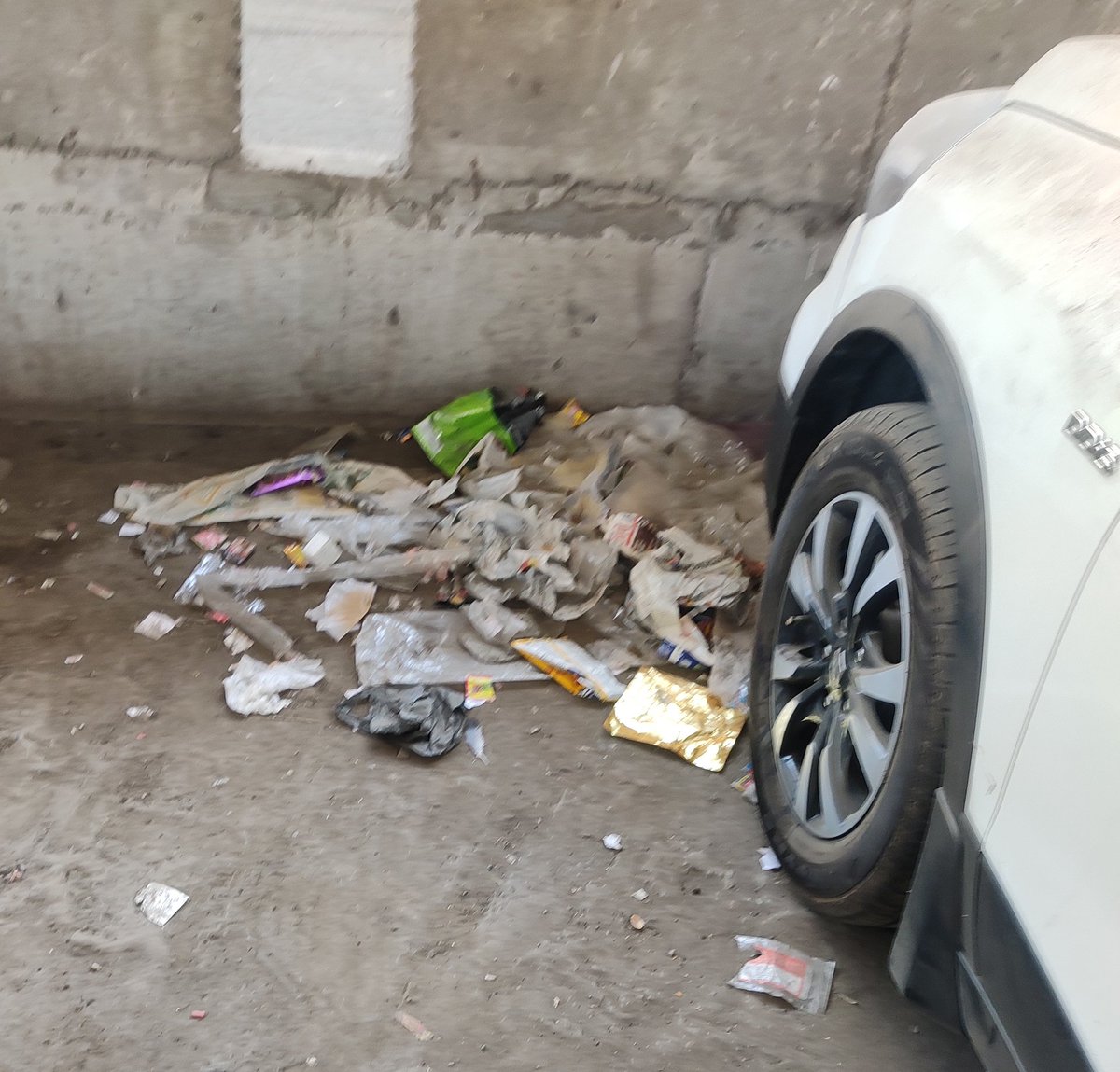 sainiravish's tweet photo. Dear @smcgujarat Team,
SMC is having good arrangement for parking in Surat &amp; collecting smart amount also.
But cleanness is zero. 
Need some extra efforts.
Urinal is also big problem.

@SwachSurvekshan 
@collectorsurat 
@Bhupendrapbjp 
@narendramodi https://t.co/JEscMtlDO5