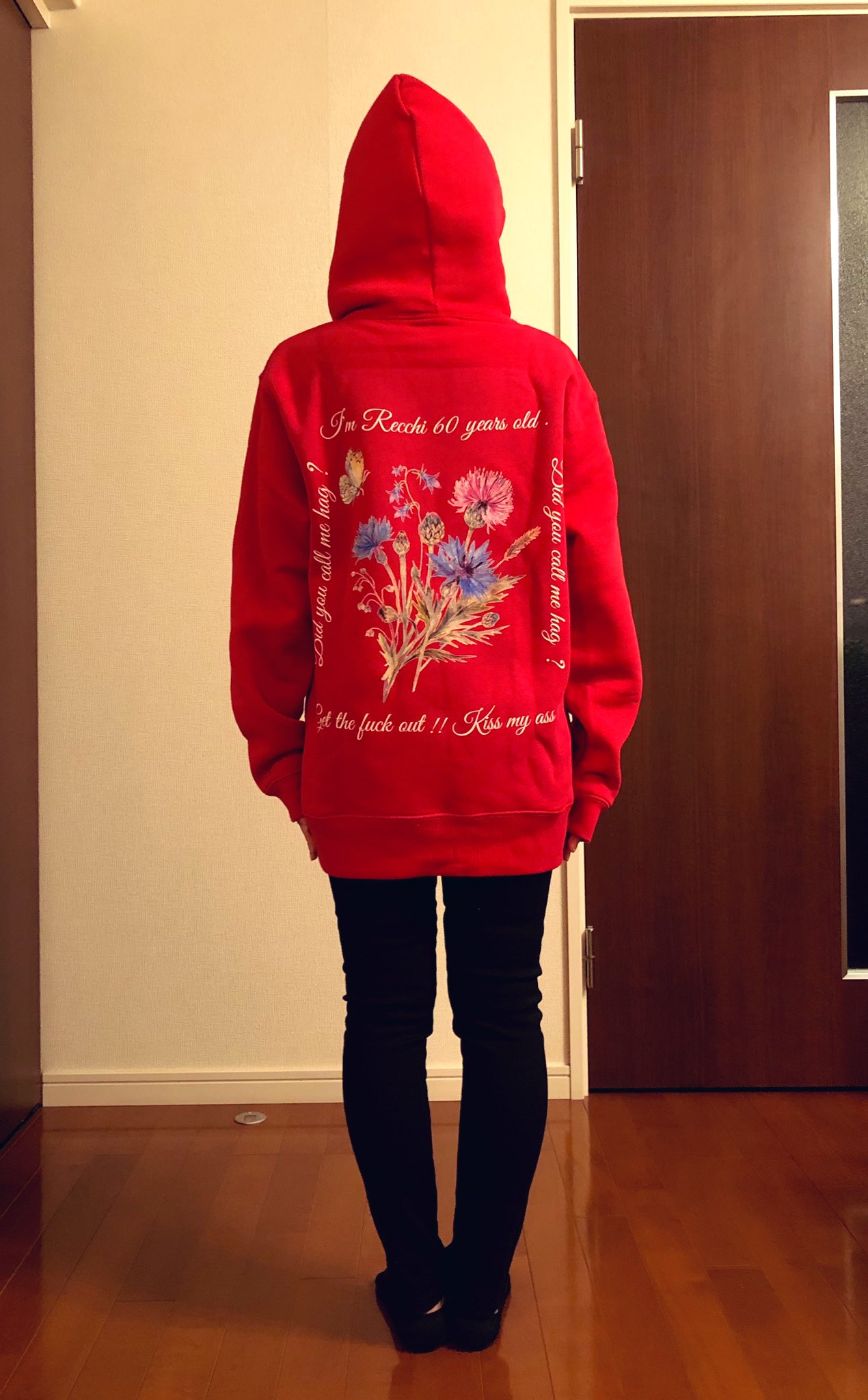 𝐈𝐍𝐈𝐓𝐈𝐀𝐋 𝐋 サトシ おかんが本日 還暦を迎えたので 真っ赤なパーカーを作って贈った 英語の意味は 私はれっち６０才 ババアって呼んだ しばくぞ です おかんは意味分からず着ると思うとワクワクするぜっ ヒロポンに英訳
