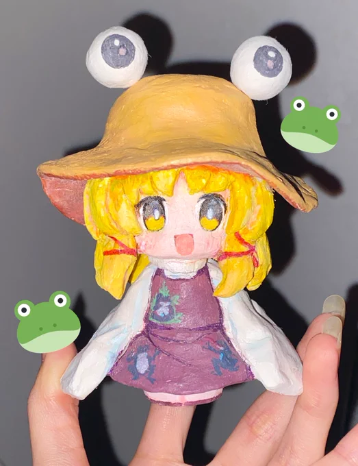 造形粘土で作った諏訪子様に色つけた🐸 