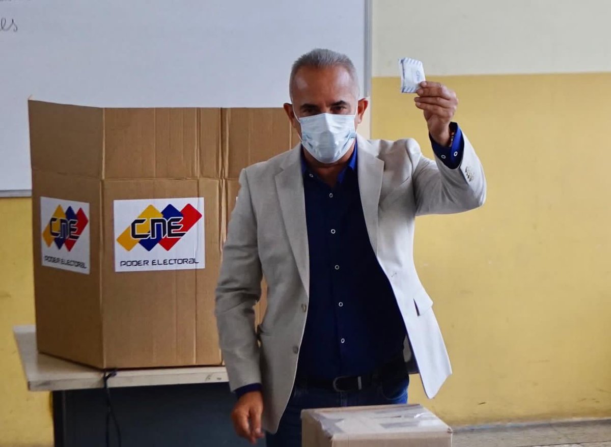 BermudezJoseA's tweet photo. Toda nuestra energía y trabajo hoy por un mejor futuro para nuestro pueblo y que juntos todos los tachirenses con amor y alegría salgamos a ejercer nuestro voto para que esta noche @FreddyBernal sea el Gobernador del #Tachira 
#AmemosAlTachira https://t.co/2bUUS8EmIY