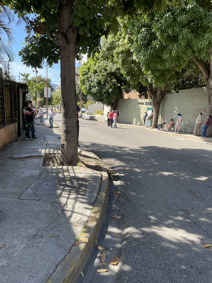 Mi centro de votación en el municipio Sucre, colegio Santa Gema casi desolado. No dejen que gane el PSUV. 
Salgan a Votar !