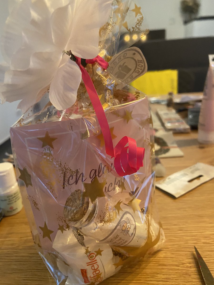 taddyfeesworld's tweet photo. Bei mir ist schon das komplette Weihnachtsfieber ausgebrochen๐๐ผ๐ป diese Pinken Pรคckchen sind fรผr die Unit Mรคdels ๐๐ #pinkchristmas #marykay #magicdiamonds ๐ https://t.co/Er2vUCeN6j