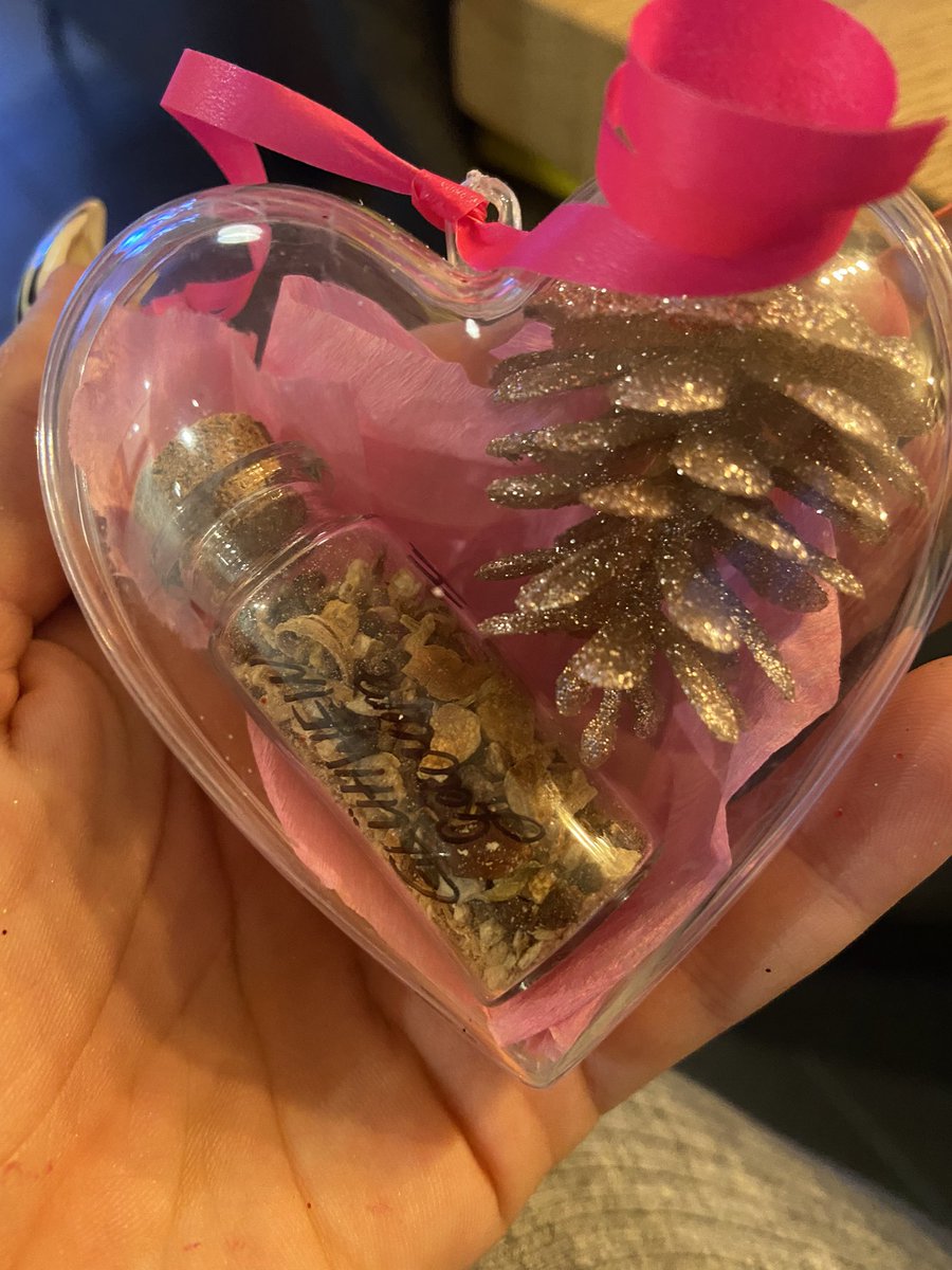 taddyfeesworld's tweet photo. Bei mir ist schon das komplette Weihnachtsfieber ausgebrochen๐๐ผ๐ป diese Pinken Pรคckchen sind fรผr die Unit Mรคdels ๐๐ #pinkchristmas #marykay #magicdiamonds ๐ https://t.co/Er2vUCeN6j