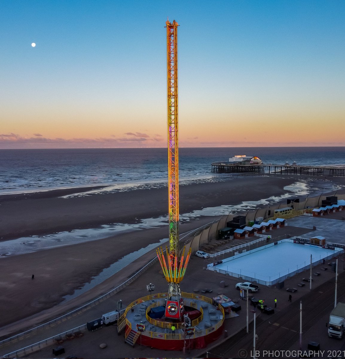 PositiveLee7's tweet image. Up up and away, yes the Star Flyer ride is now fully operational for you all. #Blackpool #starflyerride #blackpoolpromenade #starflyer  #blackpoolpromotions #blackpooltower #VisitBlackpool #bbcnorthwest #bluesky #granadareports