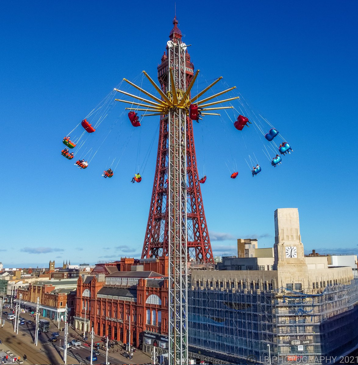 PositiveLee7's tweet image. Up up and away, yes the Star Flyer ride is now fully operational for you all. #Blackpool #starflyerride #blackpoolpromenade #starflyer  #blackpoolpromotions #blackpooltower #VisitBlackpool #bbcnorthwest #bluesky #granadareports
