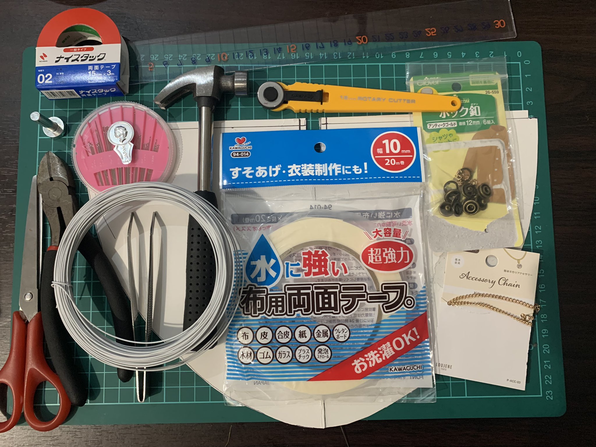 物欲さん太郎 布マント作りコーナー まず材料 100均 布100均 チェーン100均針金 ハサミ トンカチ 両面テープ 布用両面テープ 転がすカッター ボタンホック ニッパー ボタンホック用打ち具 あると便利 ピンセット T Co 8jgg51jewc Twitter