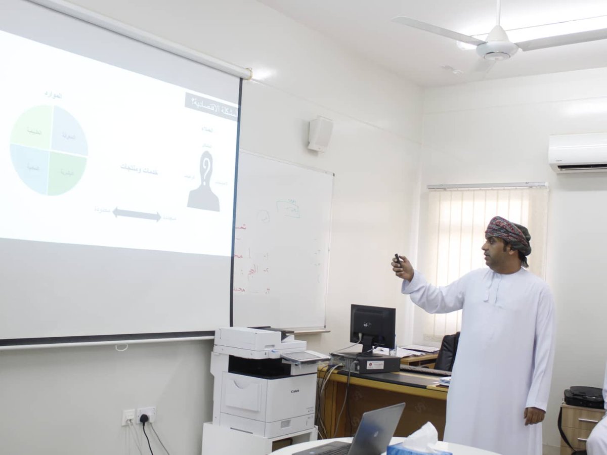 EduGovSbt3201's tweet image. نفذ قسم التوجيه المهني بمحافظة جنوب الباطنة  &quot; مختبر ريادة الاعمال&quot; المحطة الثانية بمدرسة الامام الصلت بن مالك للتعليم الاساسي (١٠-١٢)