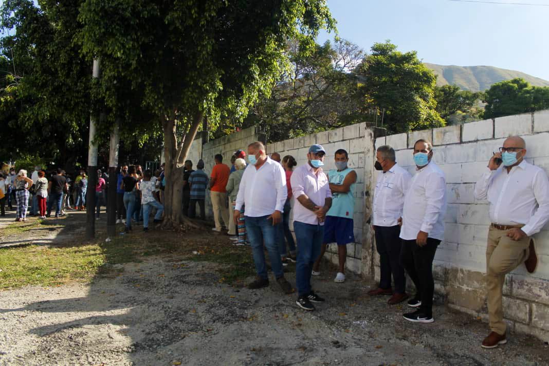 Luisemartinezh's tweet photo. #21Noviembre| Feliz domingo! Como en cada proceso electoral desde que cumplí 18 años, hice mi cola desde muy temprano y acompañado por @LarissaGonzale6 y familiares acudí a votar en #Maracay #Aragua  (1/3) https://t.co/hwQ6rEZId6