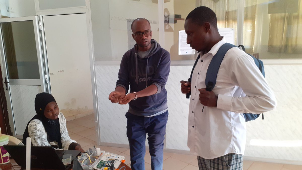 Traveler_GN's tweet photo. Nous avons représenté le @cecoje_labe à une présentation d'un projet de #programmation des objets connectés par Mr kane le représentant de #bakeli à Labé.
Ce projet est accompagné par la #La_fondation_Amadou_Diallo.
#technology #numerique
@foutaman https://t.co/pW6jyRU4B1