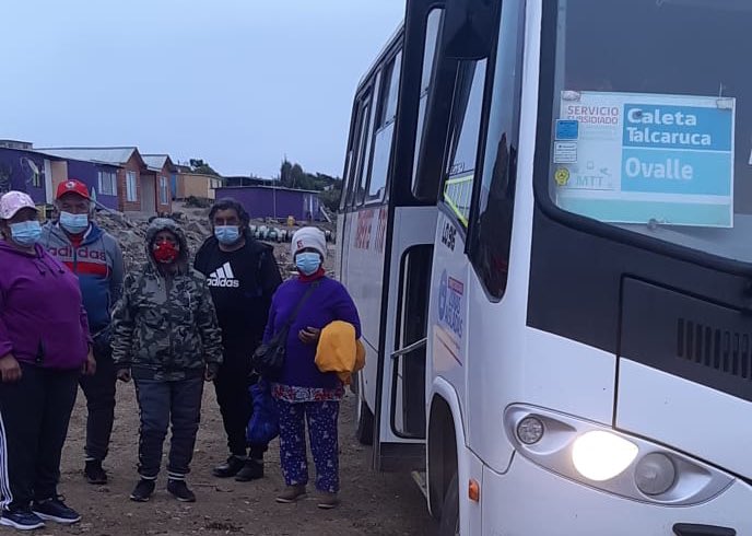 MTTCoquimbo's tweet photo. En #Ovalle, los vecinos de las caletas de Talcaruca y Sierra ya se trasladan hacia sus locales de votación en un servicio de transporte gratuito. 

Revisa el listado de localidades beneficiadas con transporte gratuito en estas #Elecciones2021CL acá 👉 https://t.co/oT1DjRG8Zn https://t.co/xfnapt0u4T