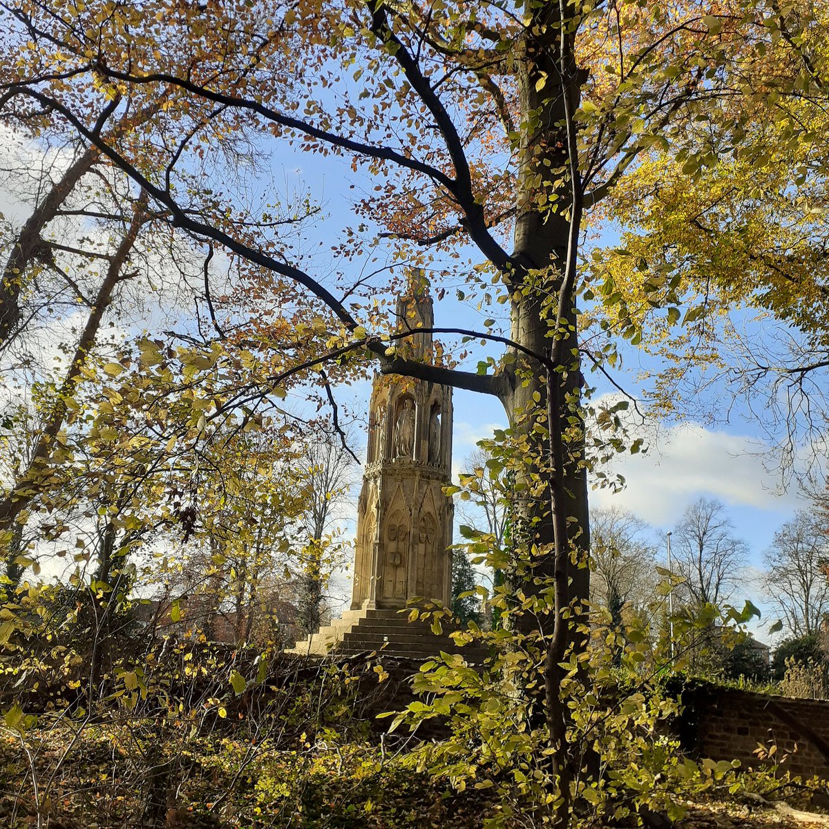 @NNskies <a href="/NNweather/">Northamptonshire Weather</a> <a href="/Eleanor_1290/">Save Eleanor's Cross</a> love this view of the cross through the autumnal Delapre  woods #Sunday #beautiful