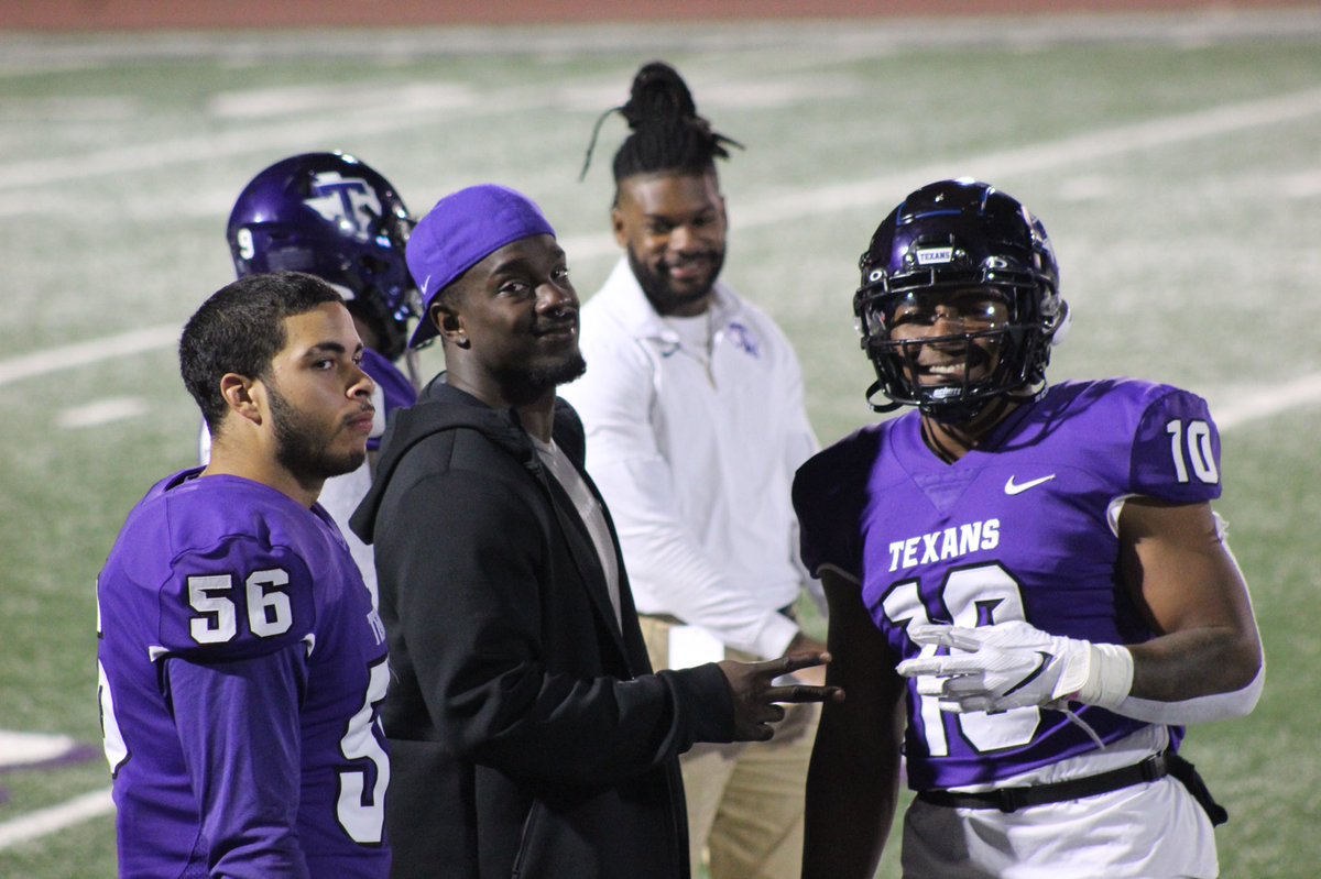 drcyndee_6's tweet photo. Passing the baton to @qua_luchi โฆ senior night. W @1ronnell #tarletontexan https://t.co/glPNl4G6Zb