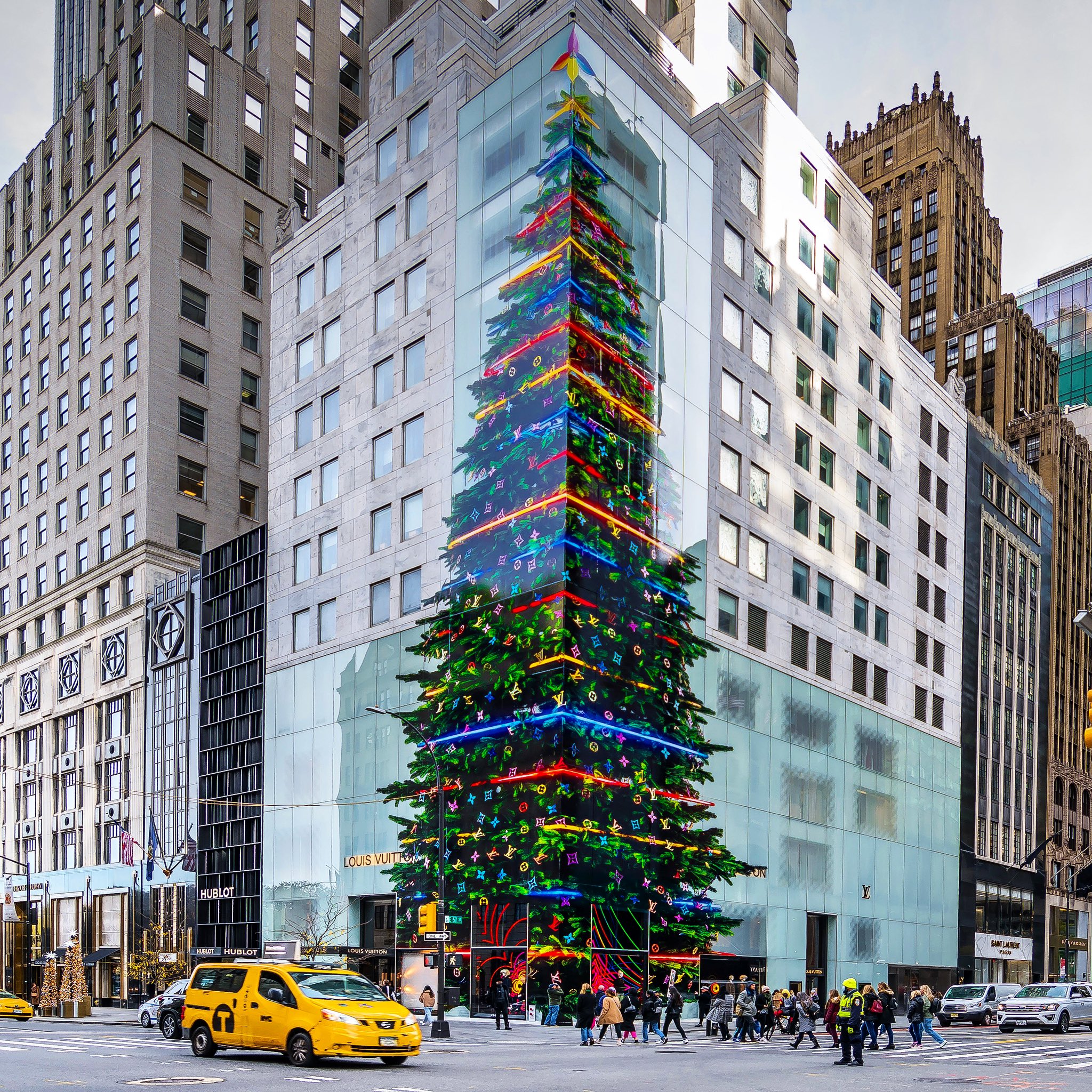 Noel Y. Calingasan • NYC on X: LV Christmas cheer Louis Vuitton's 12-story  Christmas tree on the facade of its flagship store at the corner of 57th  Street and Fifth Avenue featuring