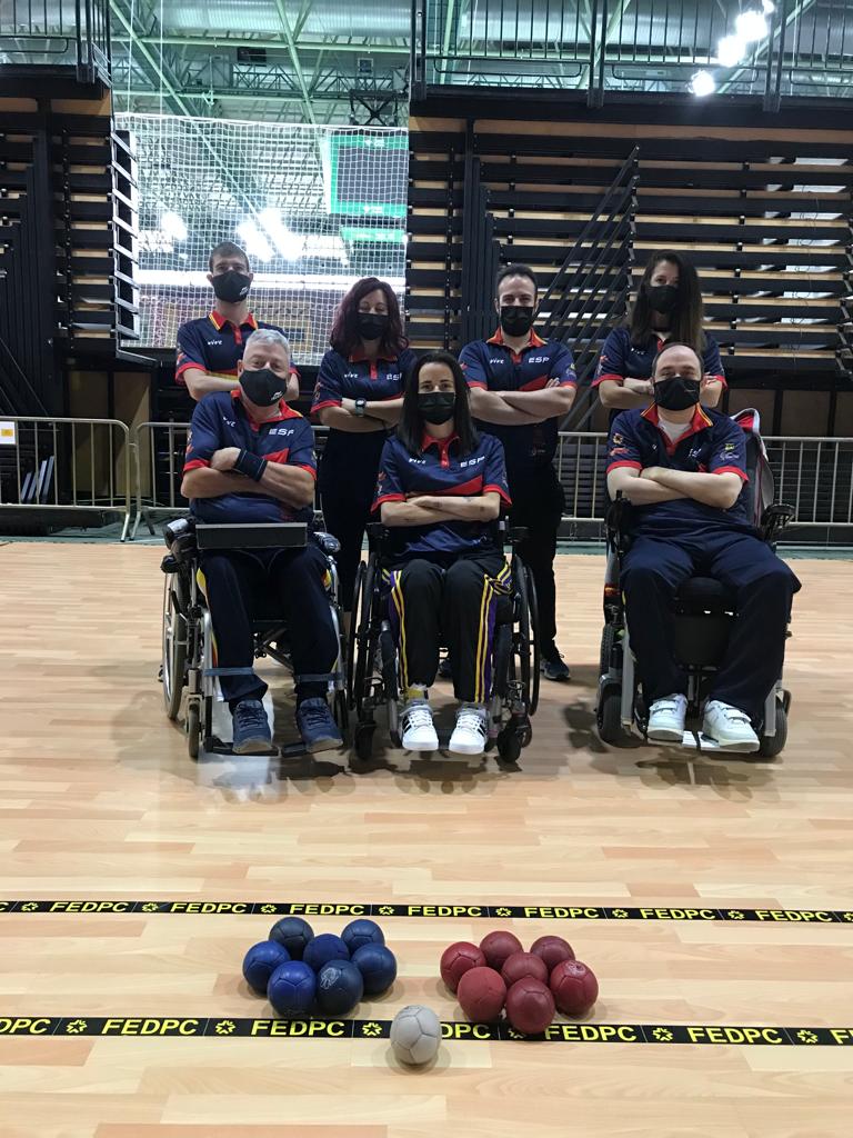 FEDEDDF's tweet photo. Sara Aller Mayo, Ramón Prat y Vasile Agache, listos para el Europeo de boccia en #Sevilla (22-30 noviembre)

Junto a ellos el seleccionador español Francisco José Padilla y los técnicos Noemí Núñez López, Begoña Ríos y Álvaro Gómez Adán

Información 👇
https://t.co/LNsJN51No9 https://t.co/ITq7lm8UvV