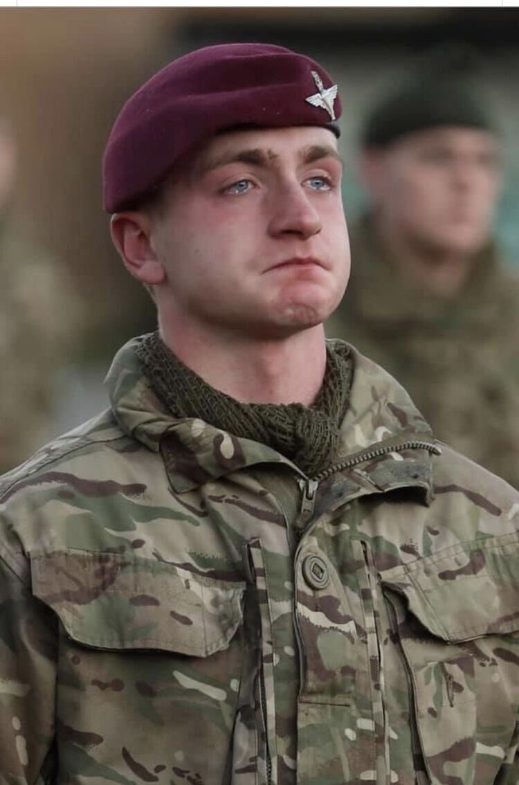 This Para was presented his brother’s beret at his passing out ceremony....the brother that was killed in Afghanistan in 2008...when this lad was just 6 years old...he made a promise to make his brother proud...you have lad, you have. 🙏🏼