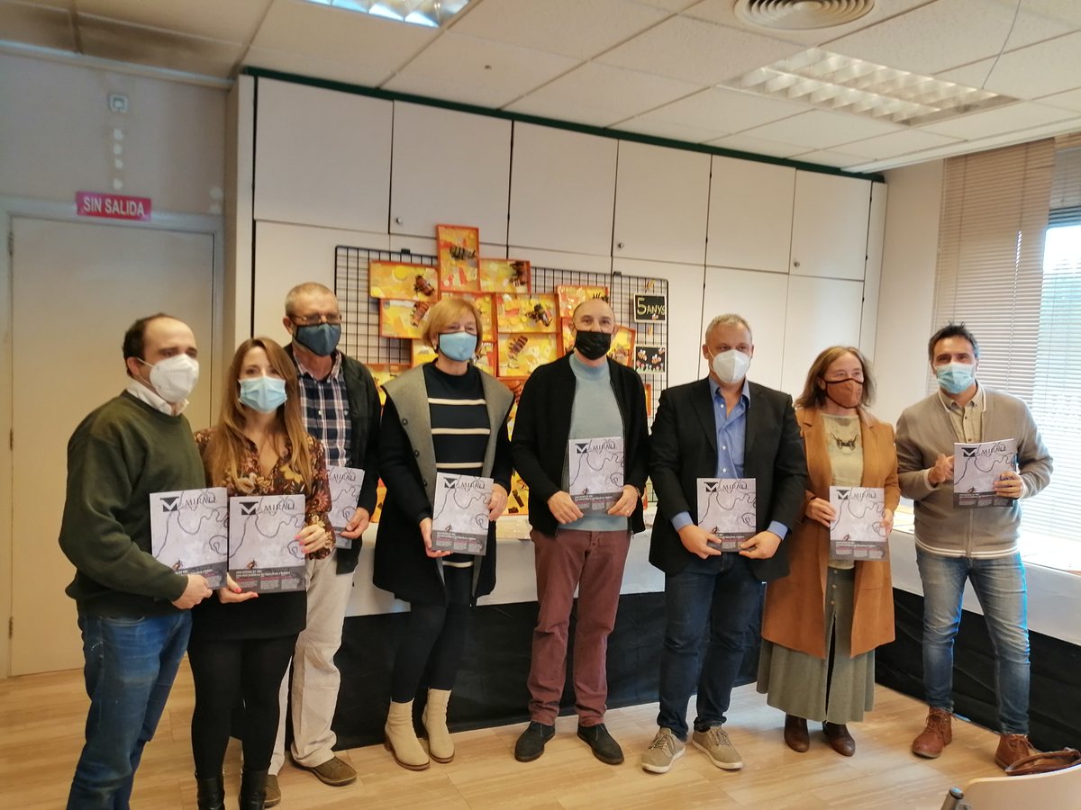 Avui s’ha presentat a la Fira de la Mel de Llubí el nou número d’’El Mirall’ dedicat a l’apicultura, les abelles i els seus productes