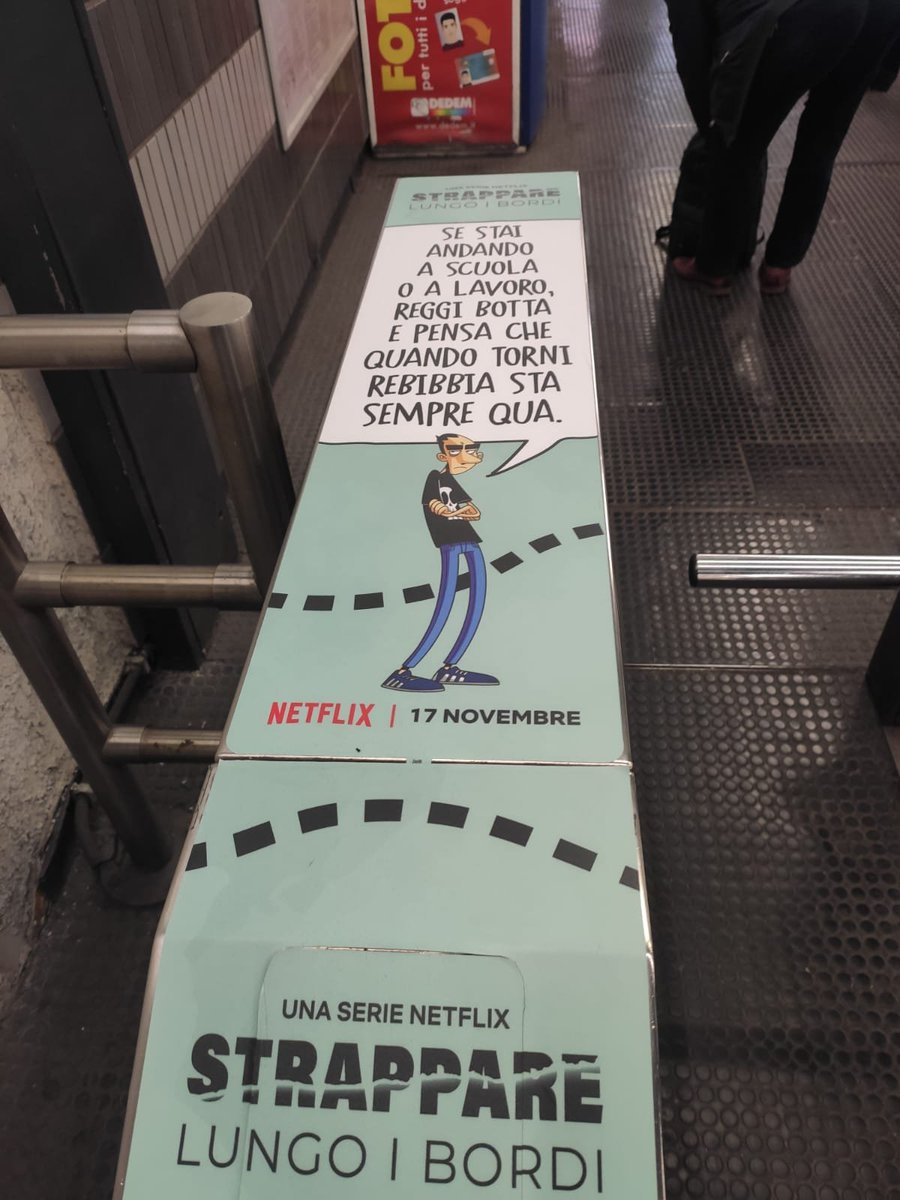 tresequenze's tweet photo. è uscita su @NetflixIT “Strappare lungo i bordi” di @zerocalcare. A #Rebibbia, il quartiere di #Roma in cui la serie è ambientata, la stazione della metro, così come in altri punti della città, si è riempita di cartelloni che annunciano la serie.

#StrappareLungoIBordi https://t.co/Xg9g9AZTwN