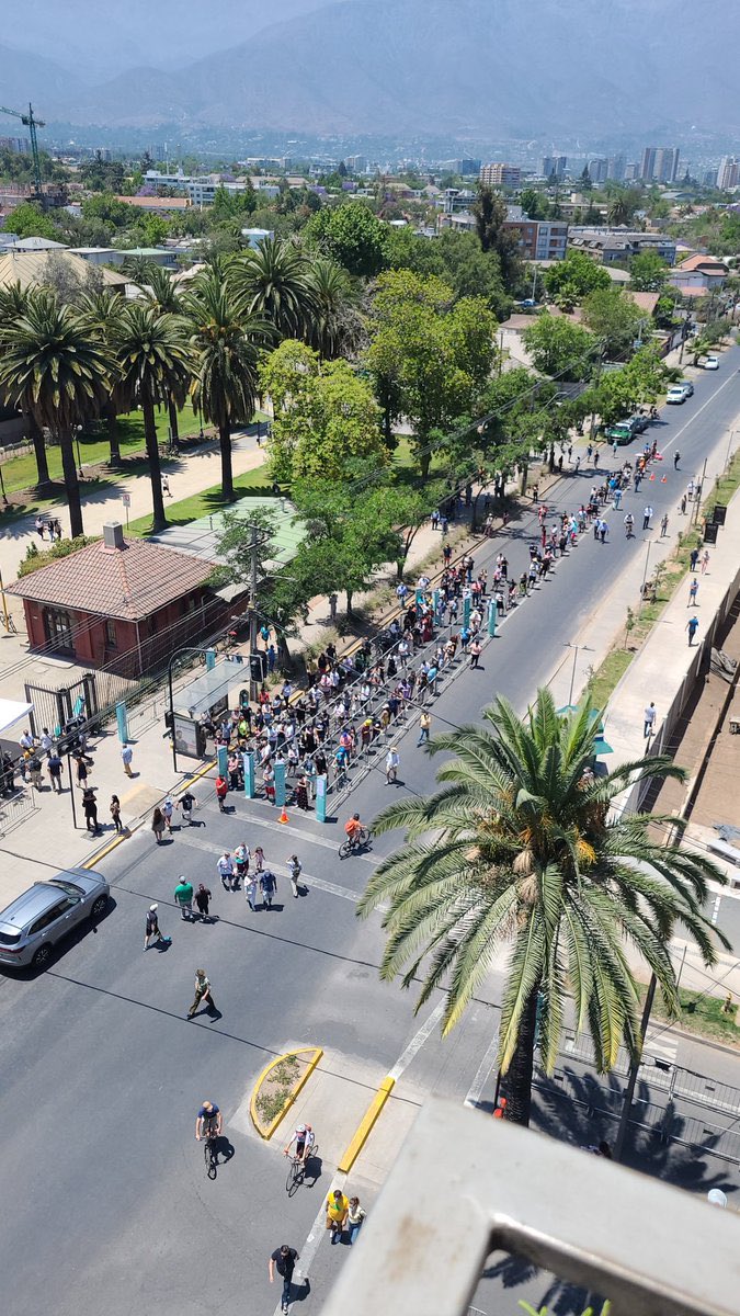 Curvaspoliticas's tweet photo. Tienes una pega en el día de la elección @evelynmatthei : q la cosa fluya porque es responsabilidad de la muni. Y esto ? Seres humanos a las brazas ? https://t.co/zVYuFY0DB5