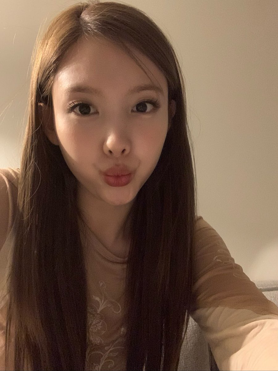 nayeon thinker #FormulaOfLove tweet media