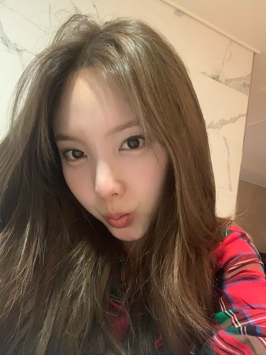 nayeon thinker #FormulaOfLove tweet media