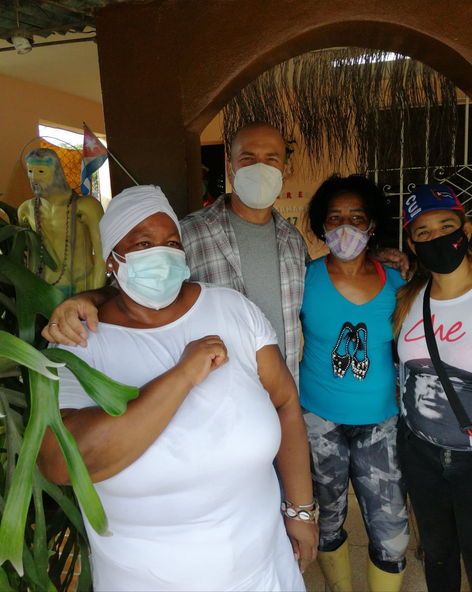 GHNordelo5's tweet photo. En el Cuncuní de La Güinera, Marlen es la presidenta del CDR #7 y nos acompañó con la Madrina en el recorrido. #CubaVive #Cuba #CDRCuba #SomosDelBarrio https://t.co/H24VfSxJg3