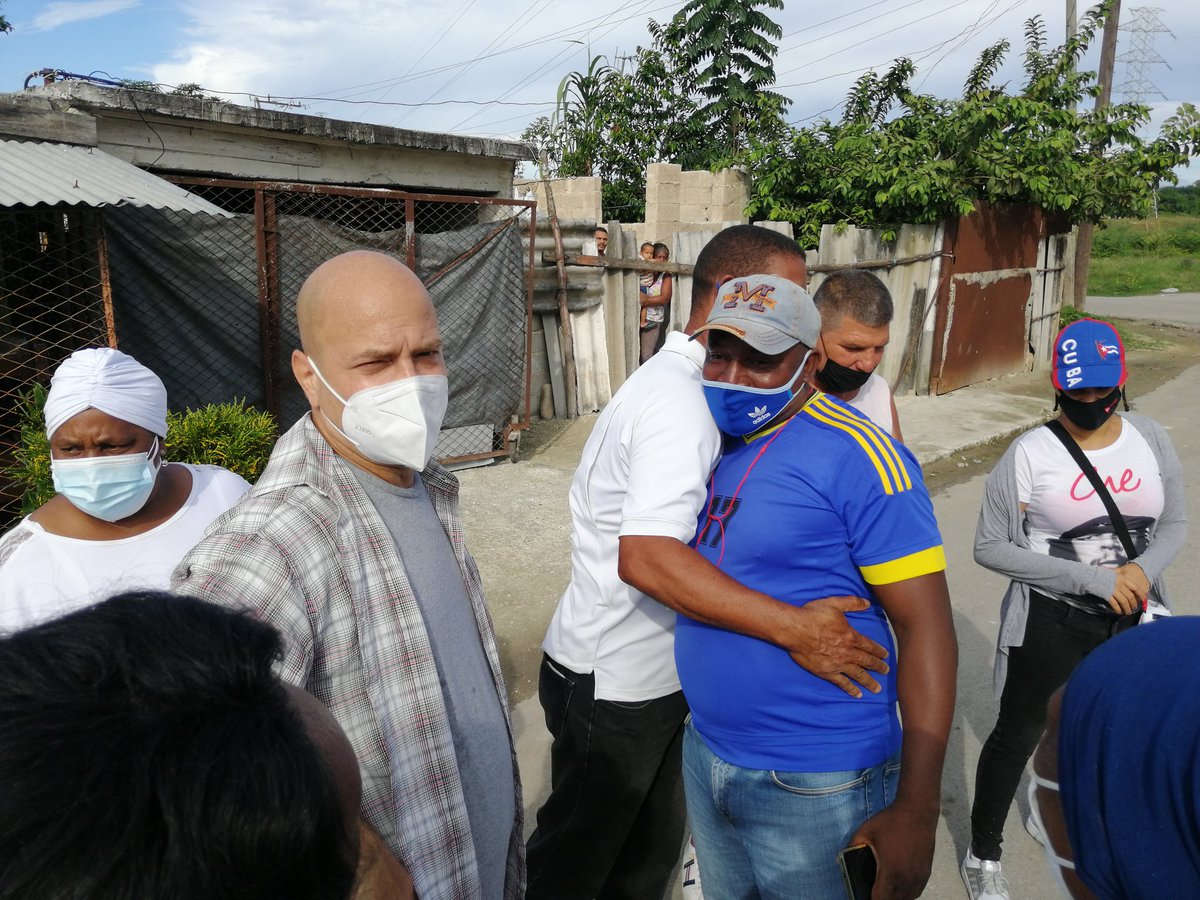 GHNordelo5's tweet photo. En el Cuncuní de La Güinera, Marlen es la presidenta del CDR #7 y nos acompañó con la Madrina en el recorrido. #CubaVive #Cuba #CDRCuba #SomosDelBarrio https://t.co/H24VfSxJg3