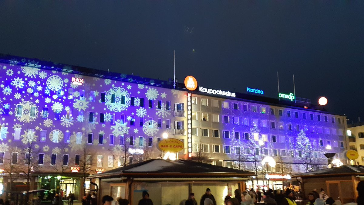 JoeKesk's tweet photo. Joensuun Joulu on nyt avattu! Kiitos kaikille avaukseen osallistuneille, Teatteri Traktorille, JOY -kuorolle, Sanomalehti Karjalaiselle, Talven taikaa -valoteoksen mahdollistaneille ja toteuttaneille! Hyvää joulua! @KarjalainenFi @PLemminkainen @KatjaKolehmaine https://t.co/pEpGytr1TZ