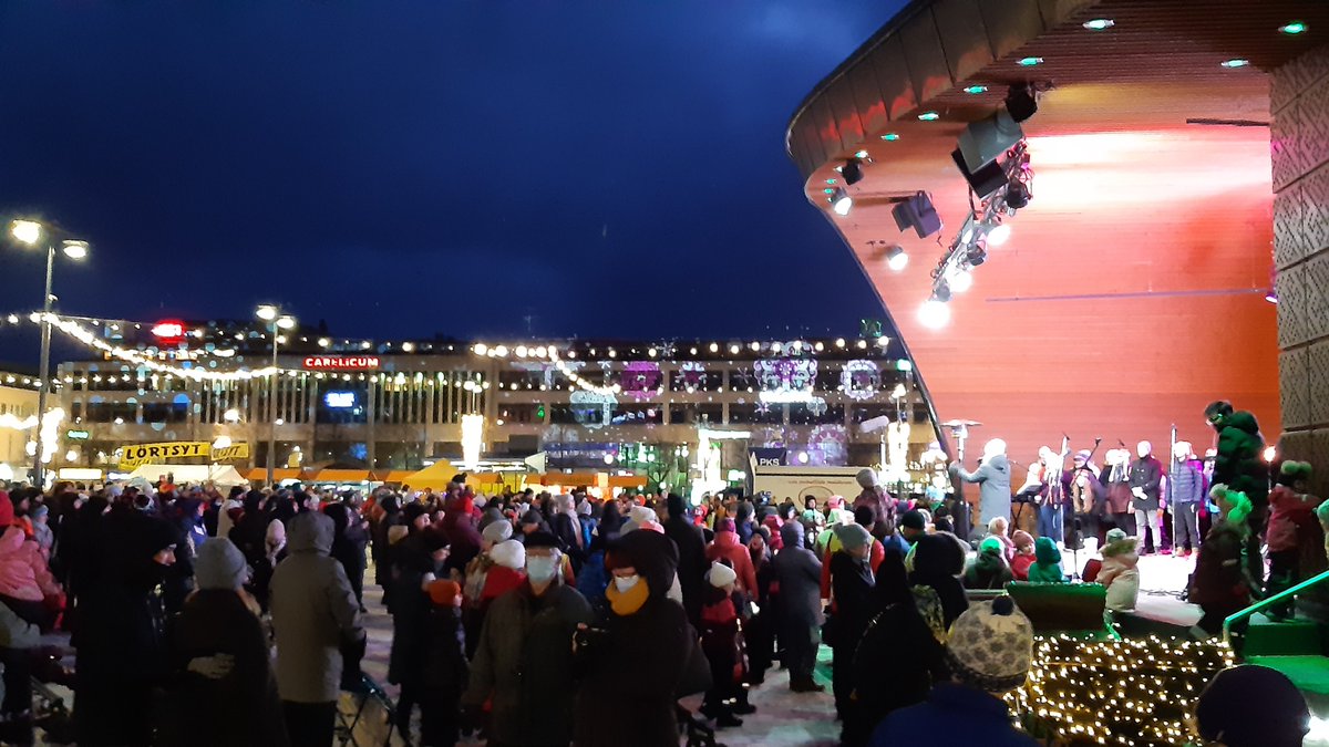Joensuun Joulu on nyt avattu! Kiitos kaikille avaukseen osallistuneille, Teatteri Traktorille, JOY -kuorolle, Sanomalehti Karjalaiselle, Talven taikaa -valoteoksen mahdollistaneille ja toteuttaneille! Hyvää joulua! <a href="/KarjalainenFi/">Sanomalehti Karjalainen</a> <a href="/PLemminkainen/">Pokko Lemminkäinen / Elävät Kaupunkikeskustat ry</a> @KatjaKolehmaine