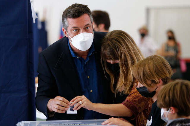 El candidato presidencial Sichel ejerce su voto durante las elecciones presidenciales. Marcelo Hernandez/Aton Chile #MEGAELECCION2021 #SichelPresidente #Kast #BoricPresidente2022 #MEO