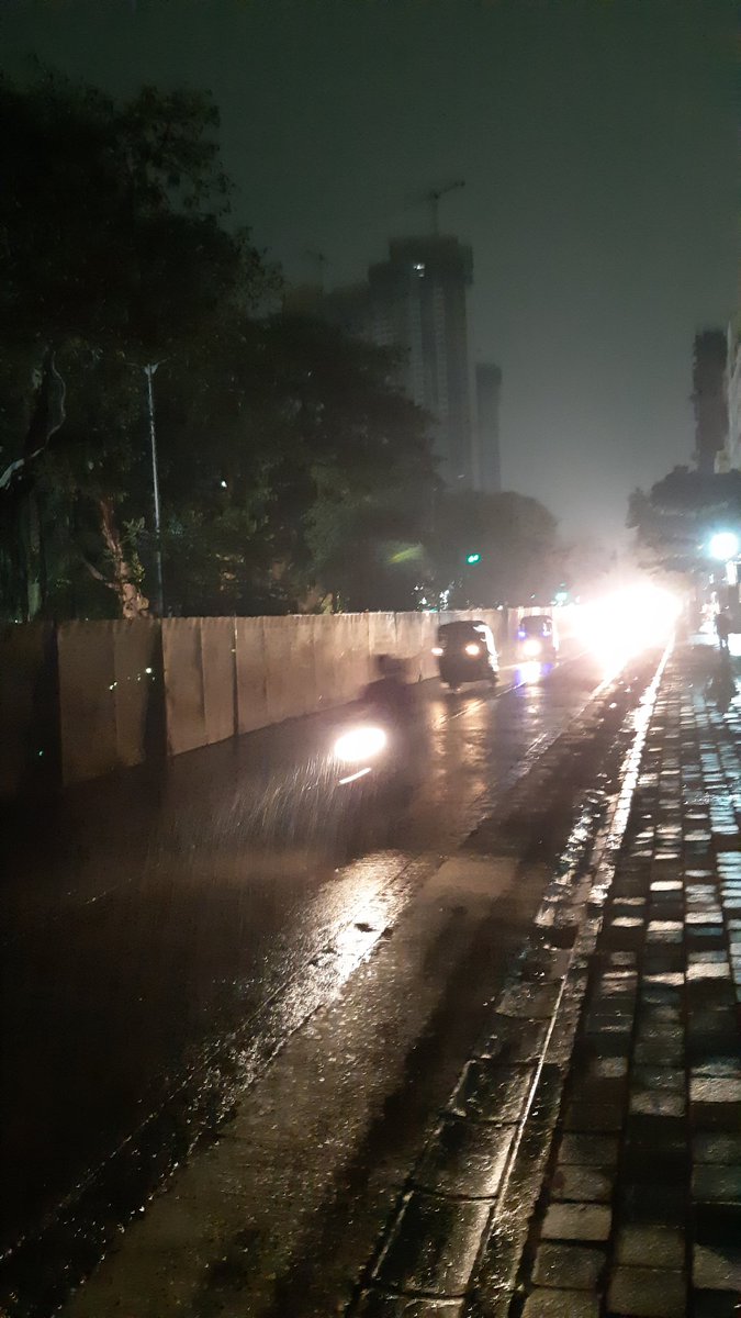 DP_Mumbai's tweet photo. No street lights on LBS #Mulund @mybmc #Tward @mulund_info @mihirkotecha https://t.co/RHoCczyX71